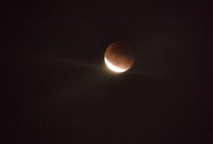 Eclipse-de-lune-croissant-rieur
